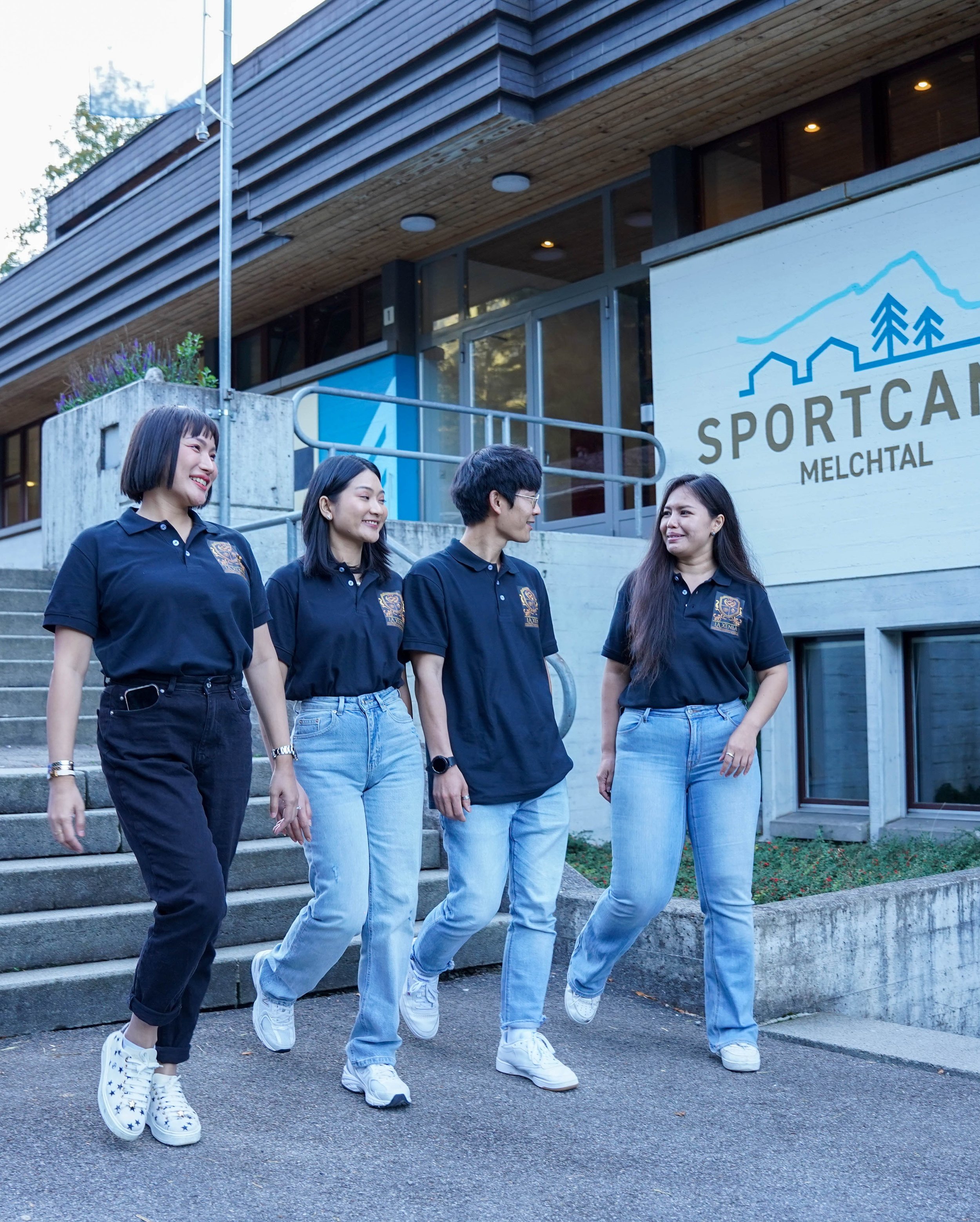 La Xenia students walking outside campus